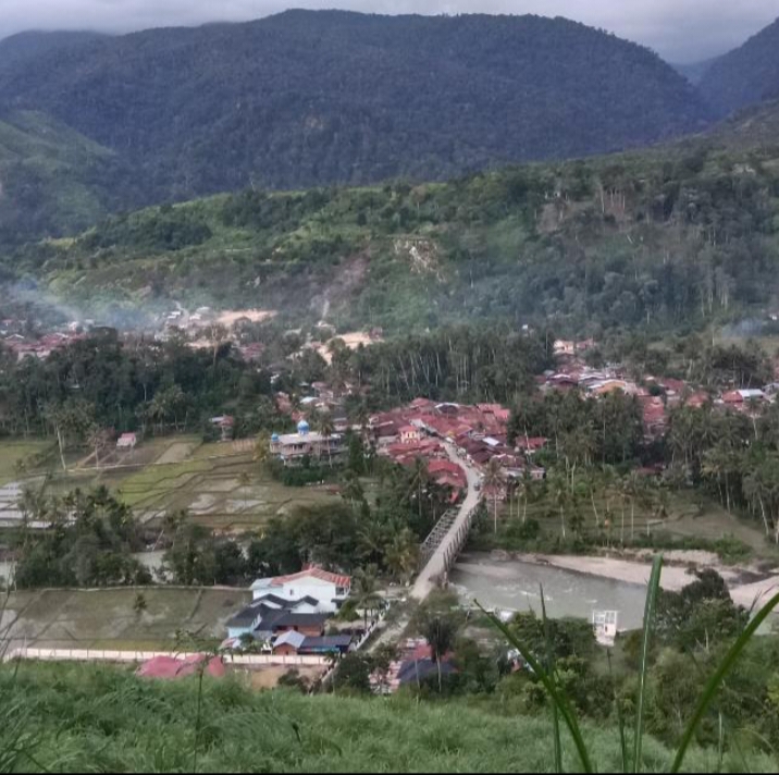 TAMPAK DARI ATAS PENGGUNUNGAN KAMPUNG REREBE